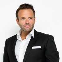 Billede af Dennis Knudsen i sit jakkesæt