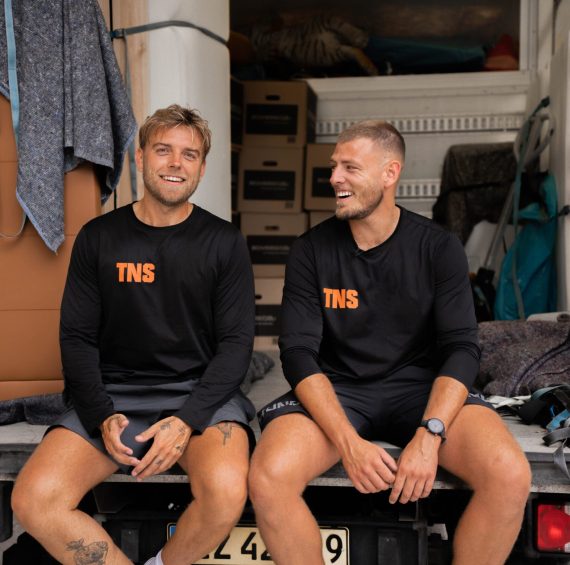 Nicki og Jacob sidder ned på ladet og smiler