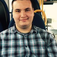 Billede af Kevin der sidder og smiler